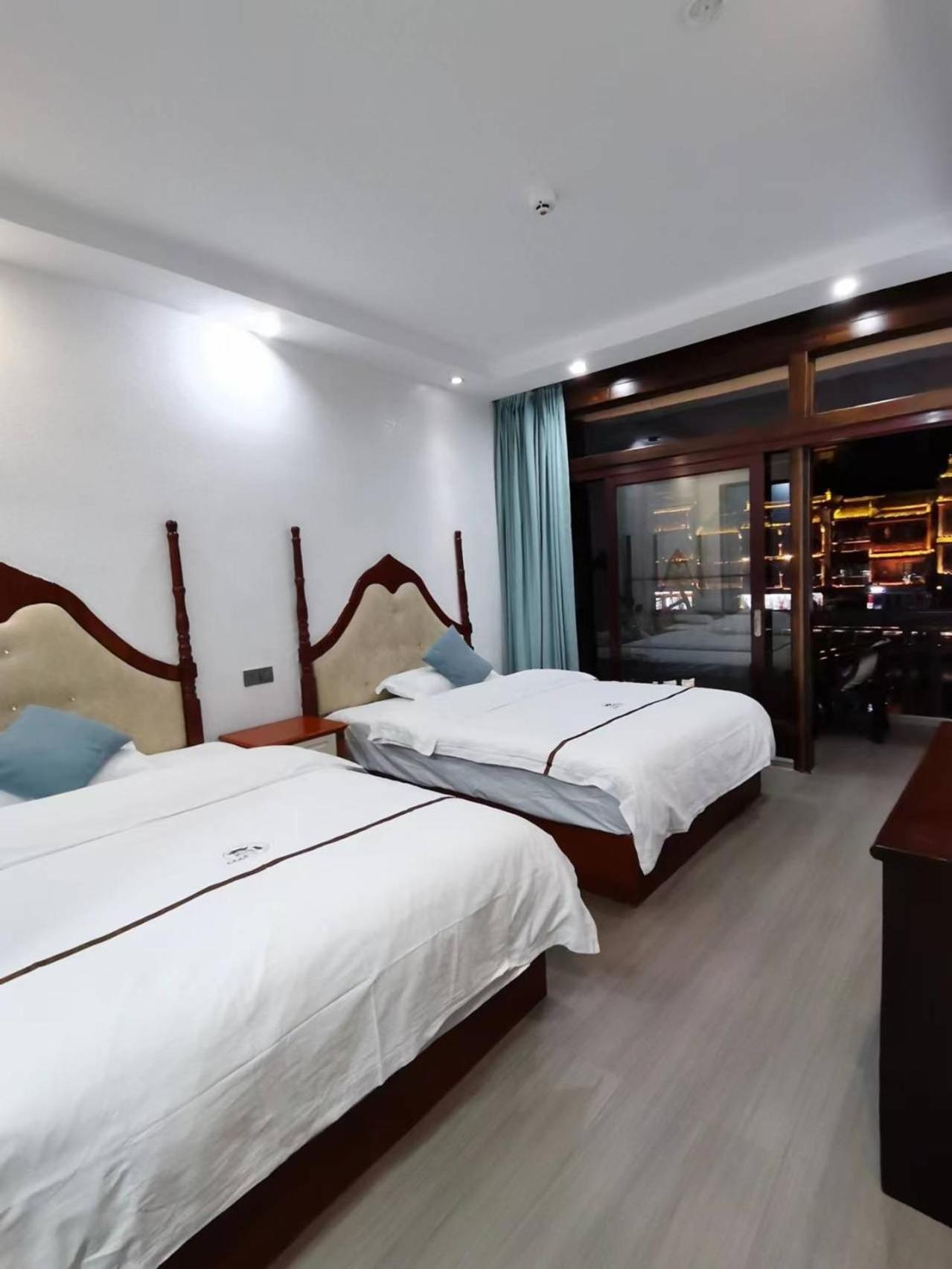 Fenghuang Ancient Town Lazy Cat Riverside Inn Екстер'єр фото