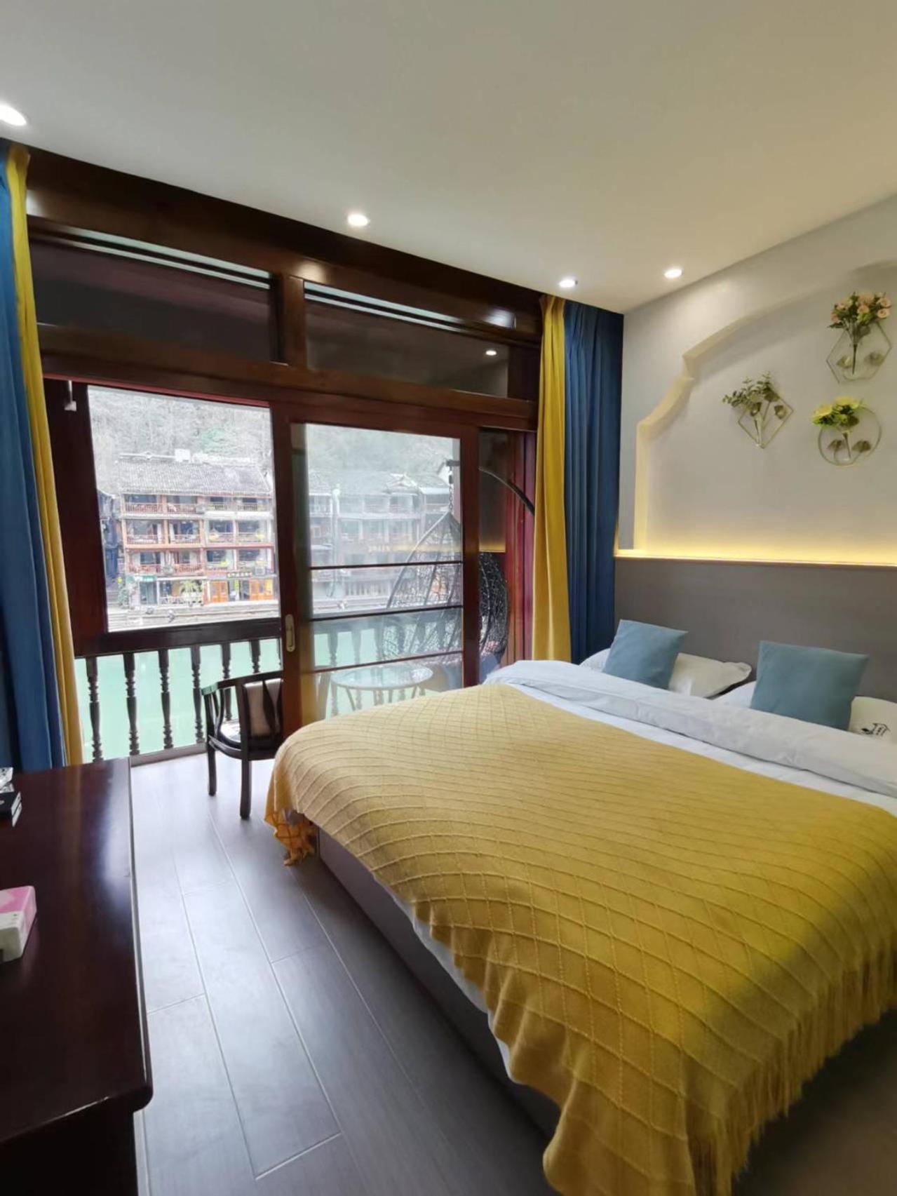 Fenghuang Ancient Town Lazy Cat Riverside Inn Екстер'єр фото
