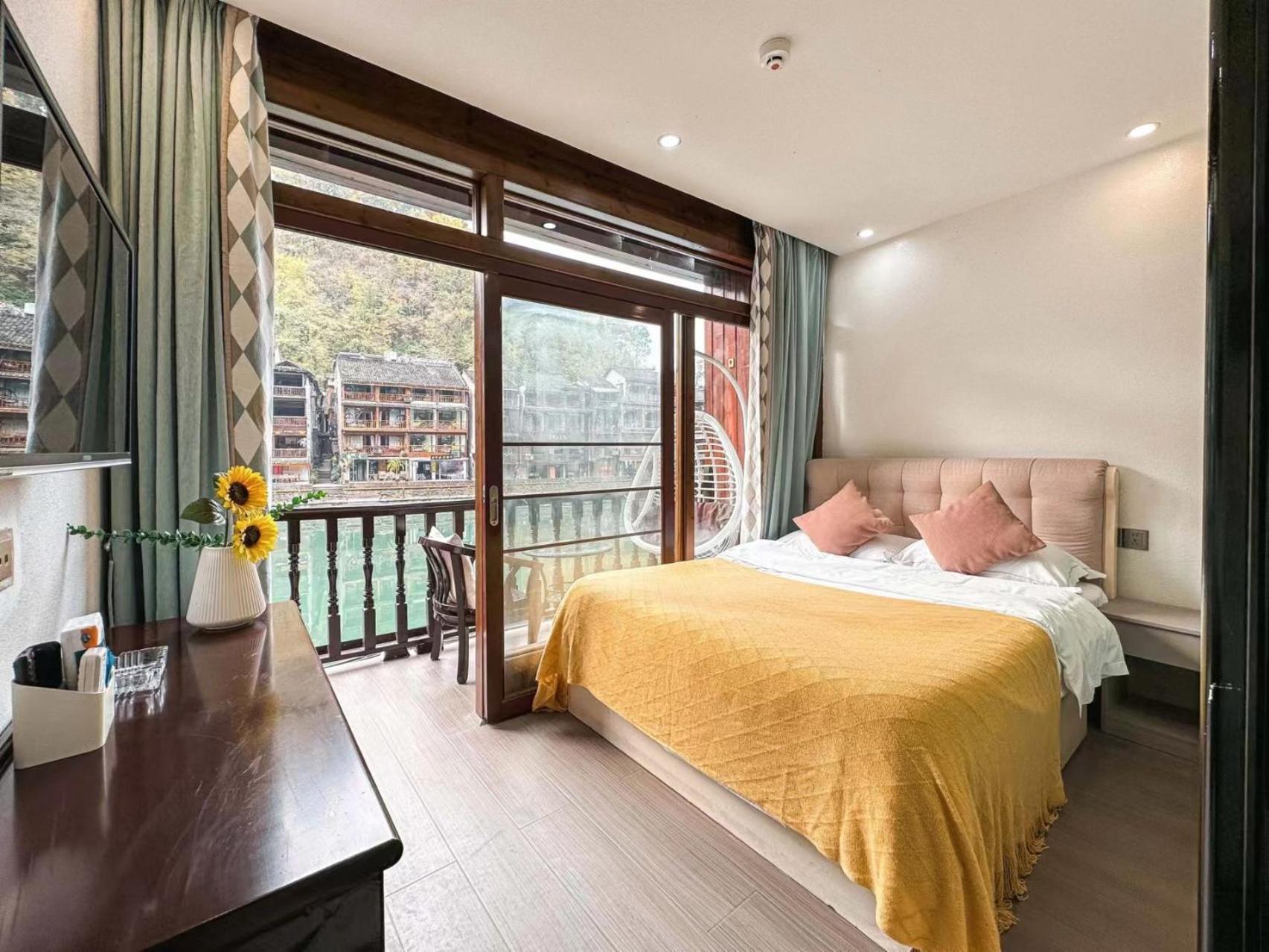 Fenghuang Ancient Town Lazy Cat Riverside Inn Екстер'єр фото