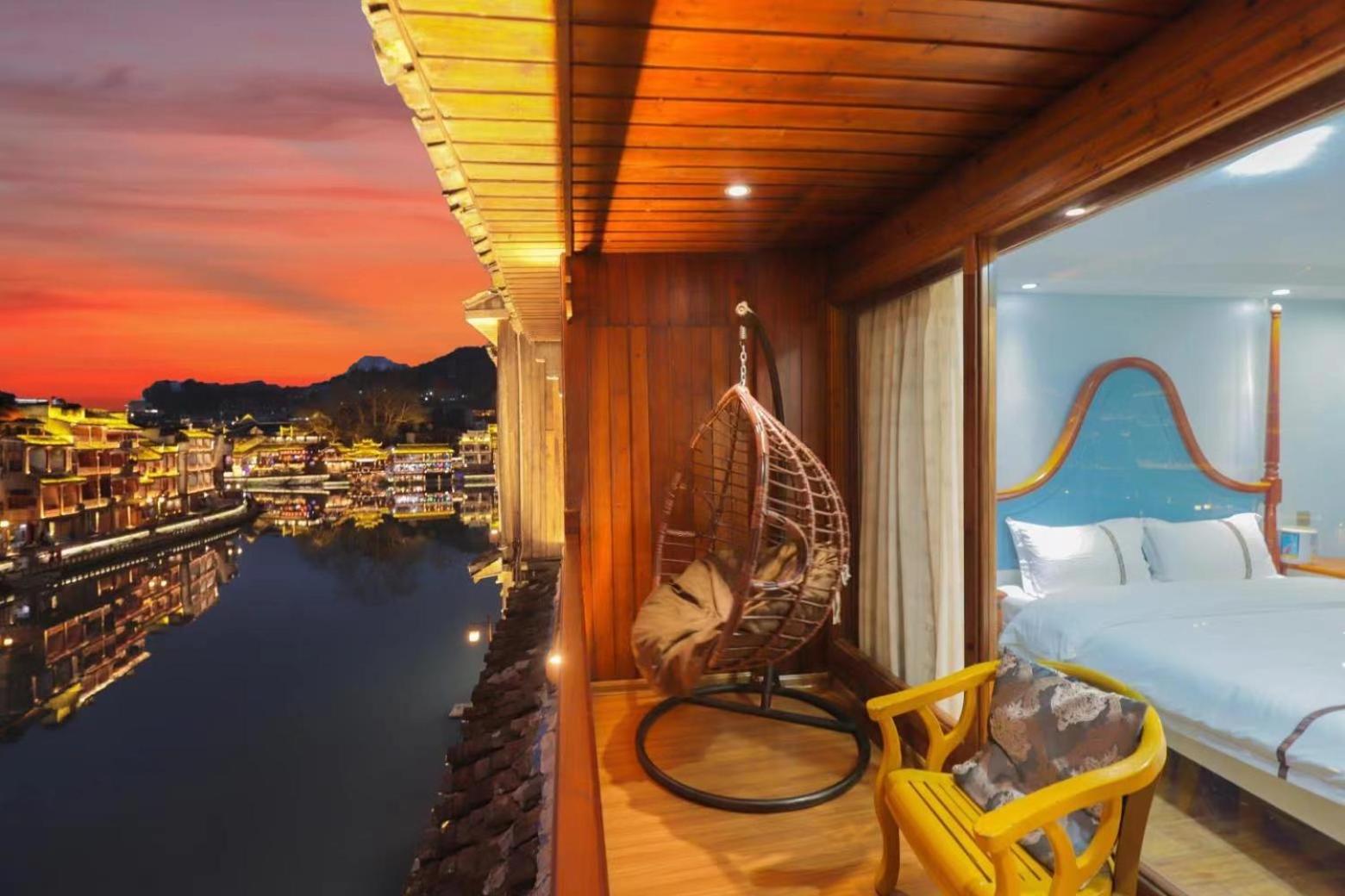 Fenghuang Ancient Town Lazy Cat Riverside Inn Екстер'єр фото