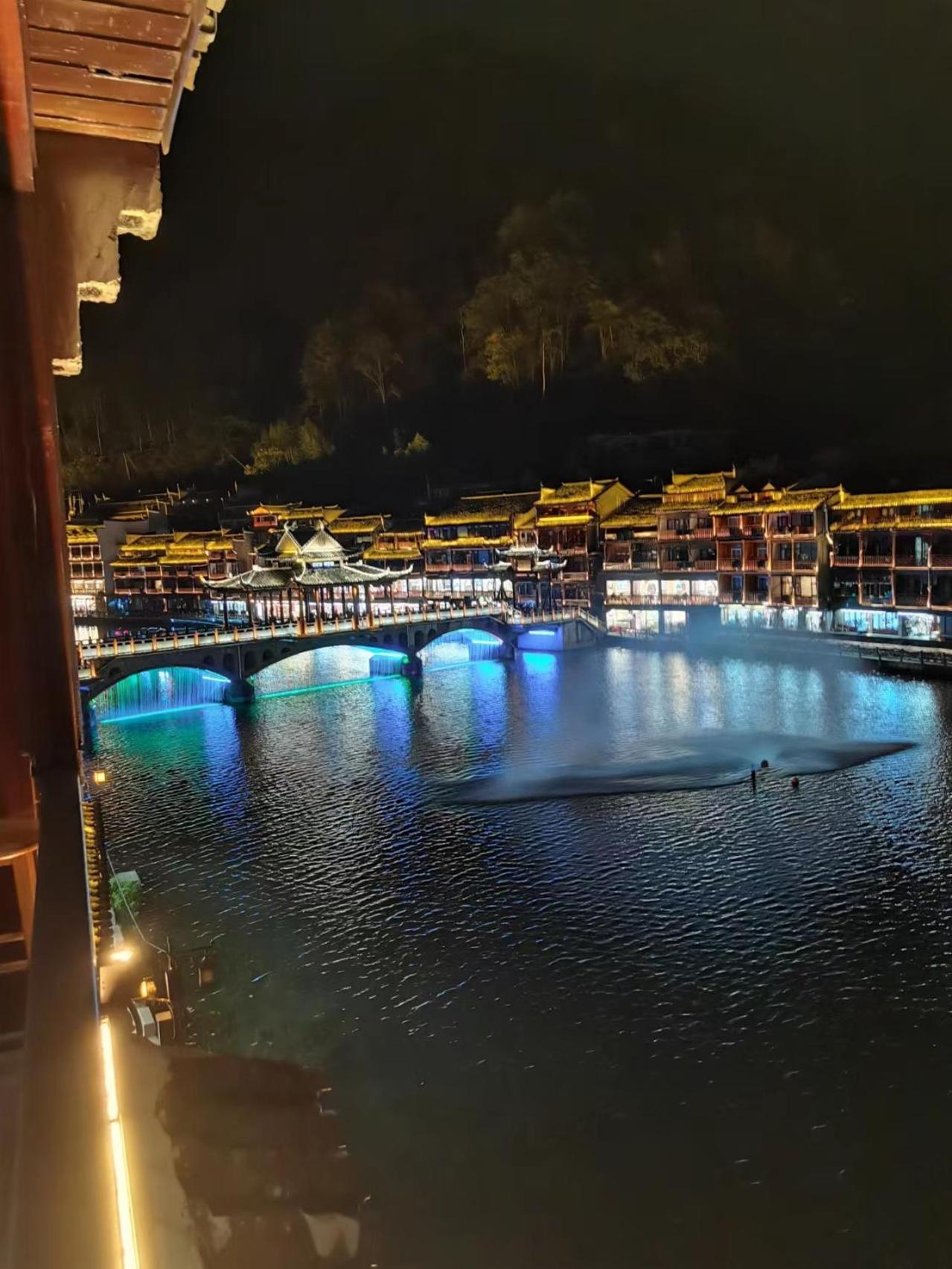 Fenghuang Ancient Town Lazy Cat Riverside Inn Екстер'єр фото