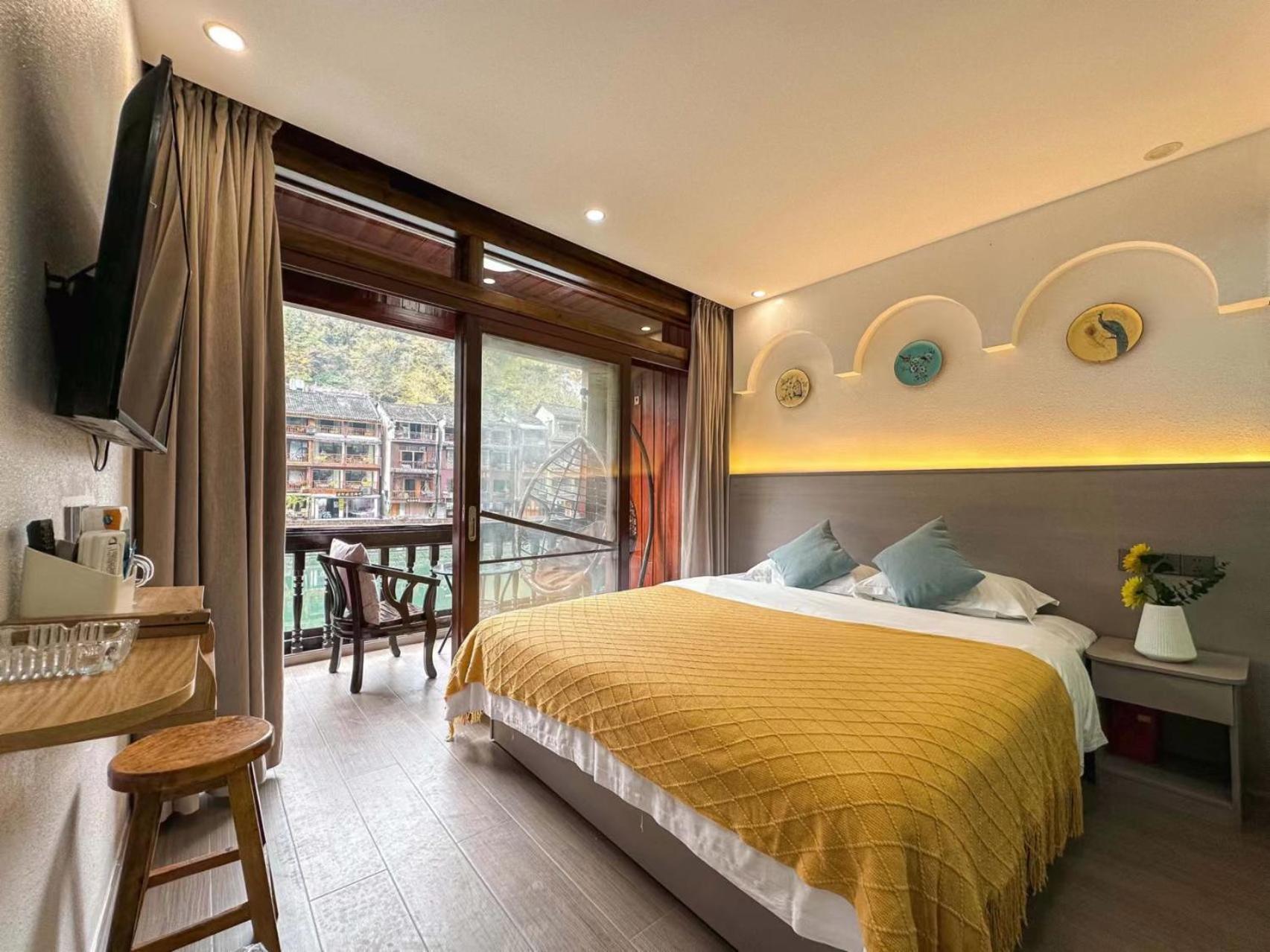 Fenghuang Ancient Town Lazy Cat Riverside Inn Екстер'єр фото