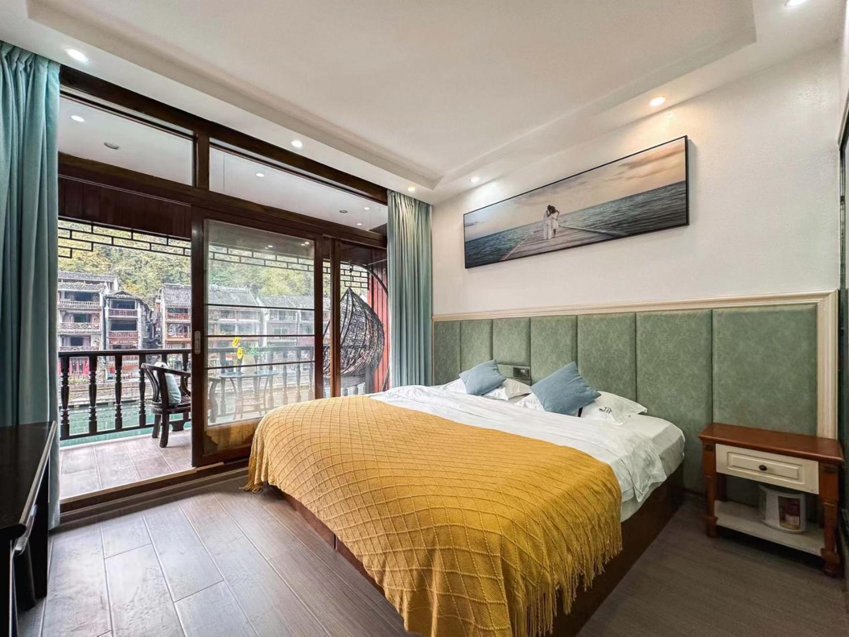 Fenghuang Ancient Town Lazy Cat Riverside Inn Екстер'єр фото