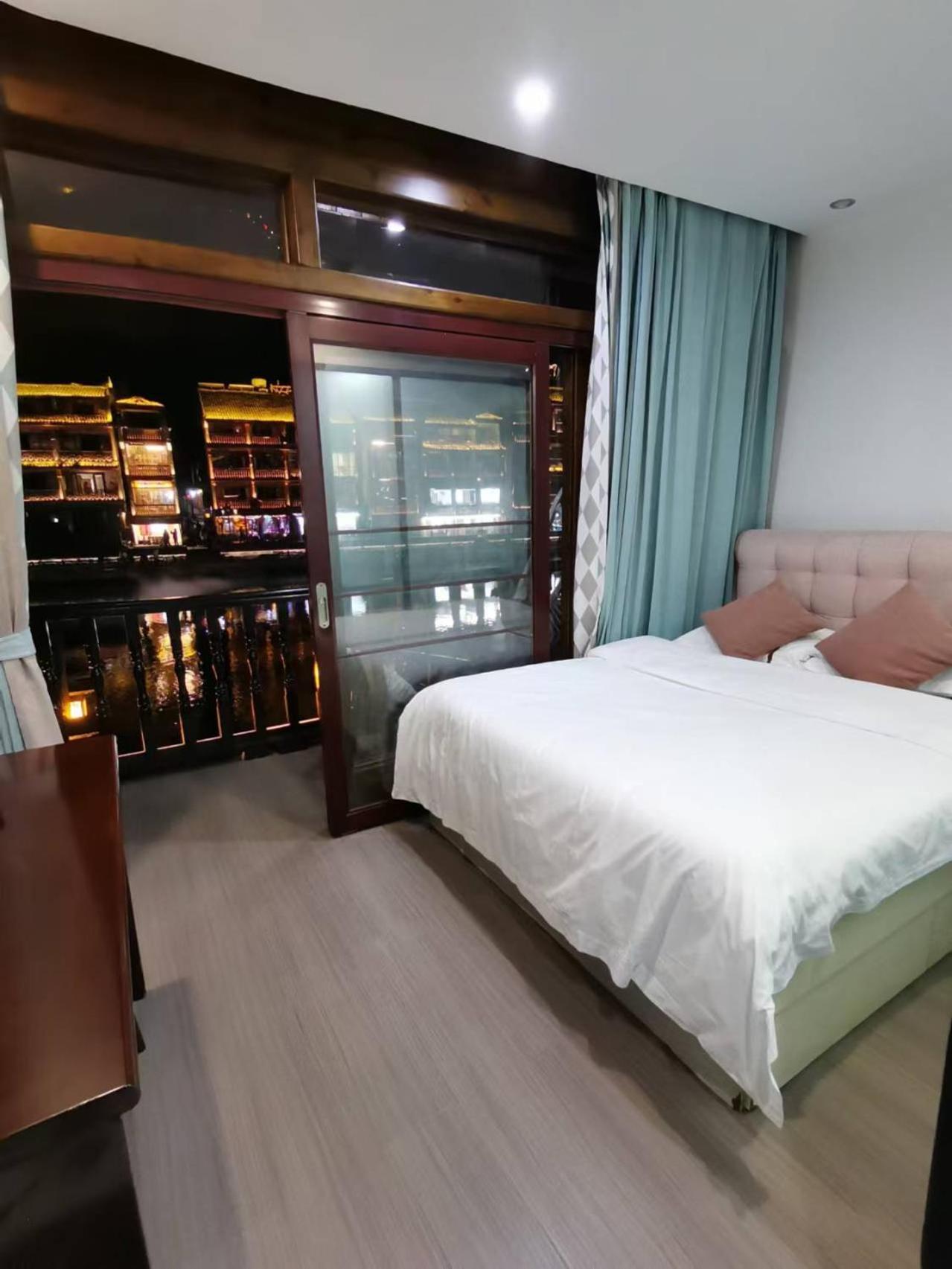 Fenghuang Ancient Town Lazy Cat Riverside Inn Екстер'єр фото