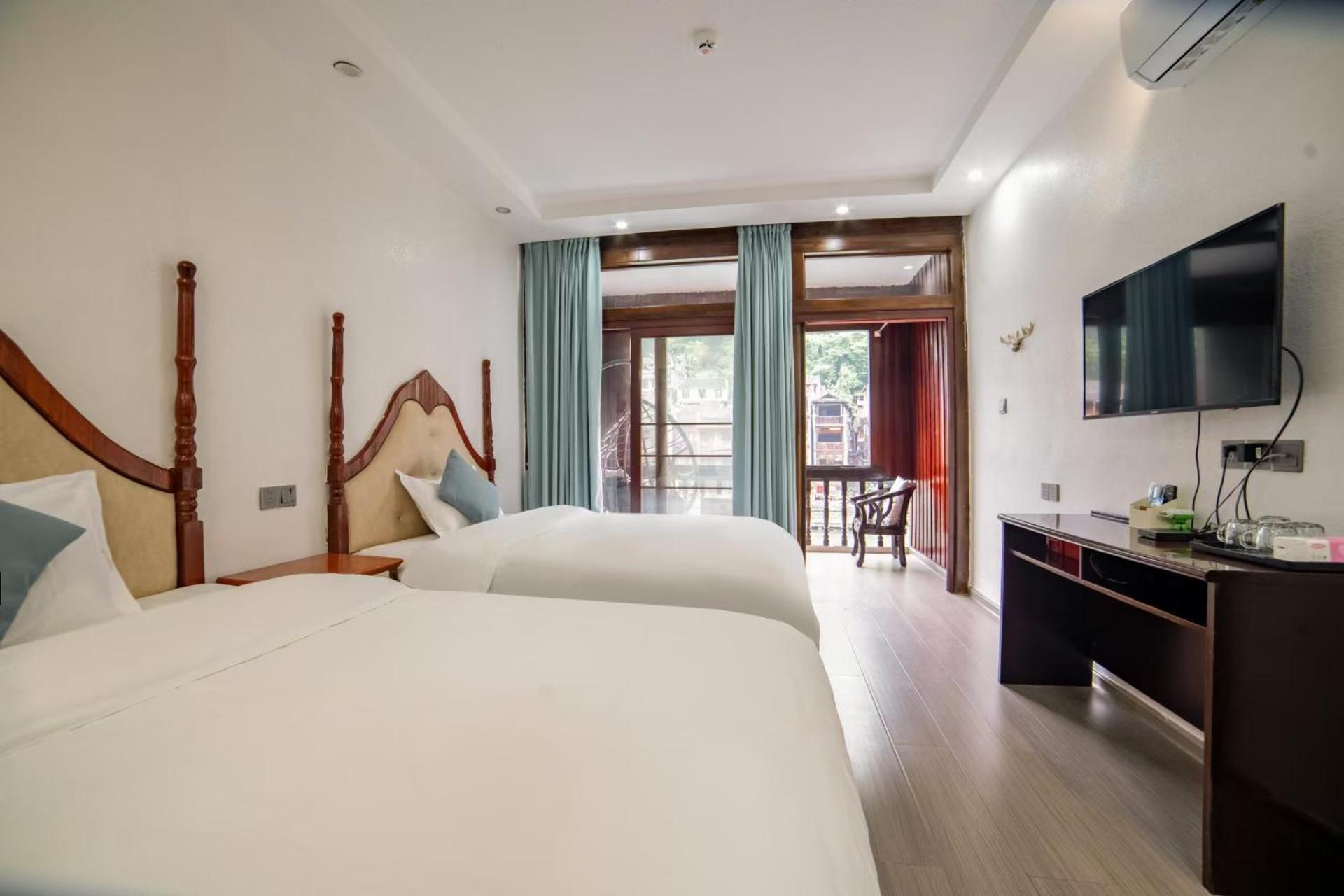 Fenghuang Ancient Town Lazy Cat Riverside Inn Екстер'єр фото