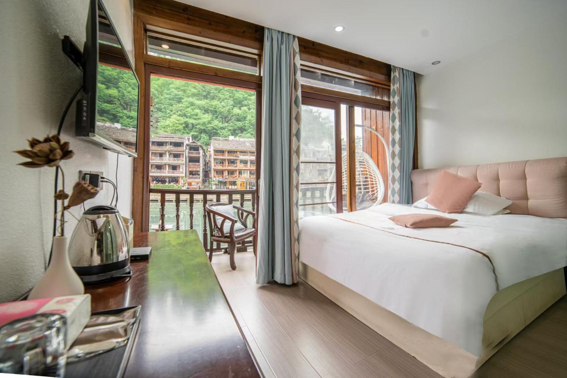 Fenghuang Ancient Town Lazy Cat Riverside Inn Екстер'єр фото