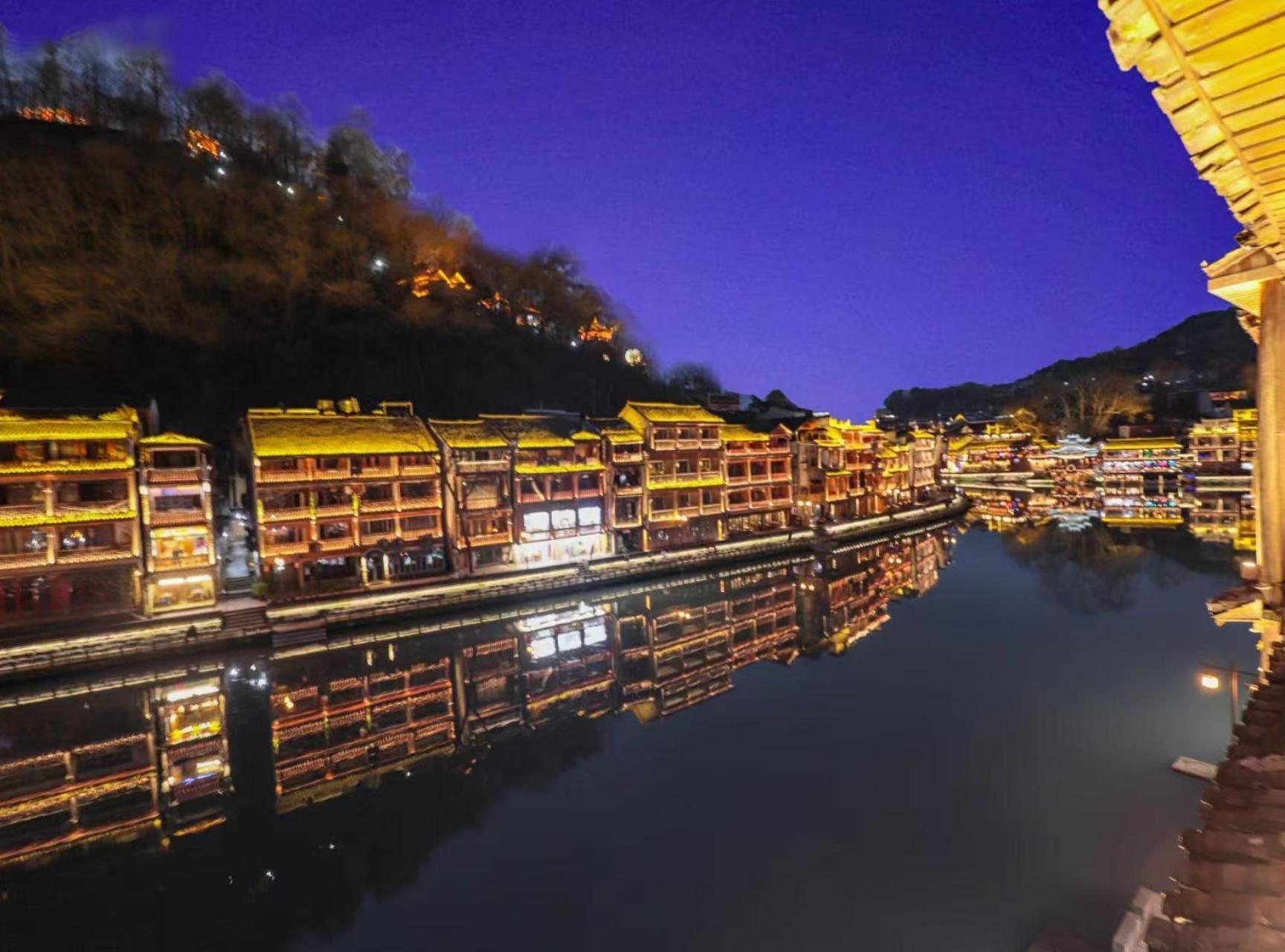 Fenghuang Ancient Town Lazy Cat Riverside Inn Екстер'єр фото