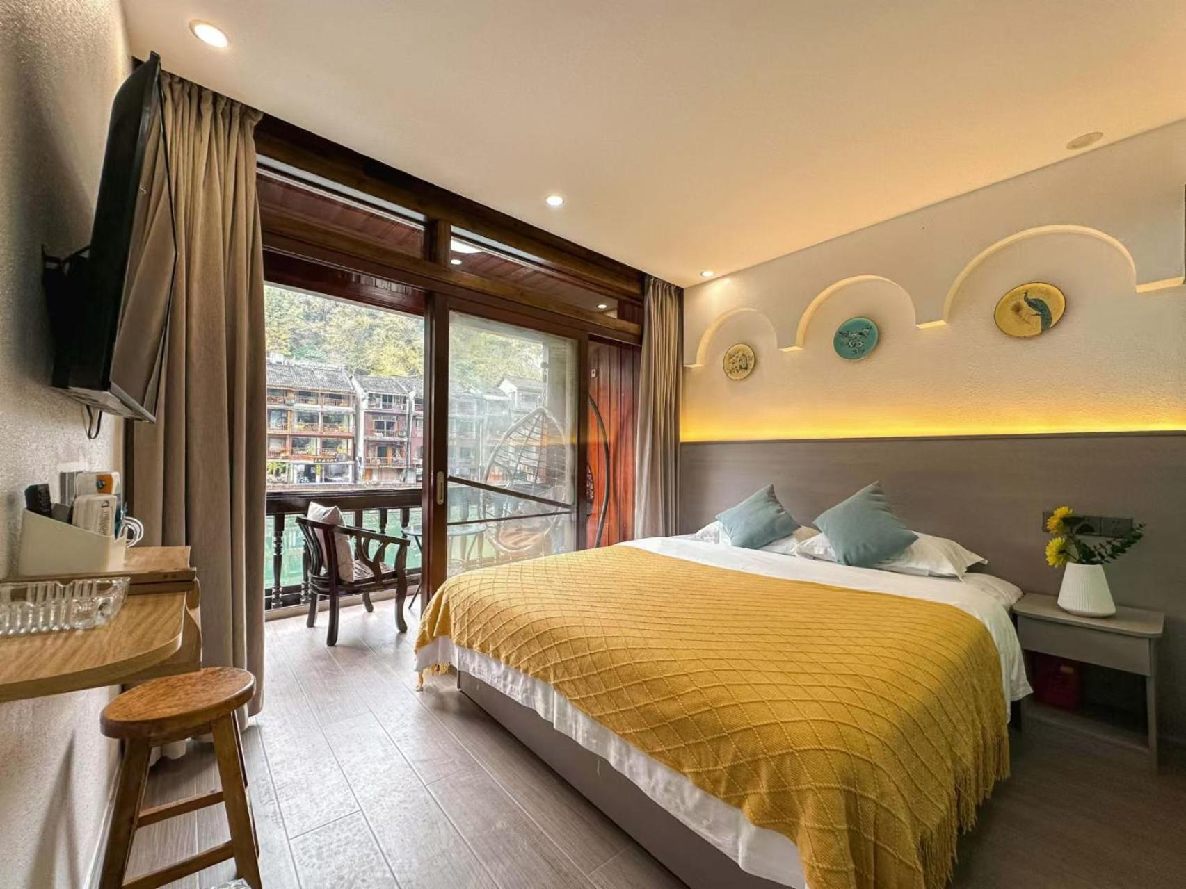 Fenghuang Ancient Town Lazy Cat Riverside Inn Екстер'єр фото