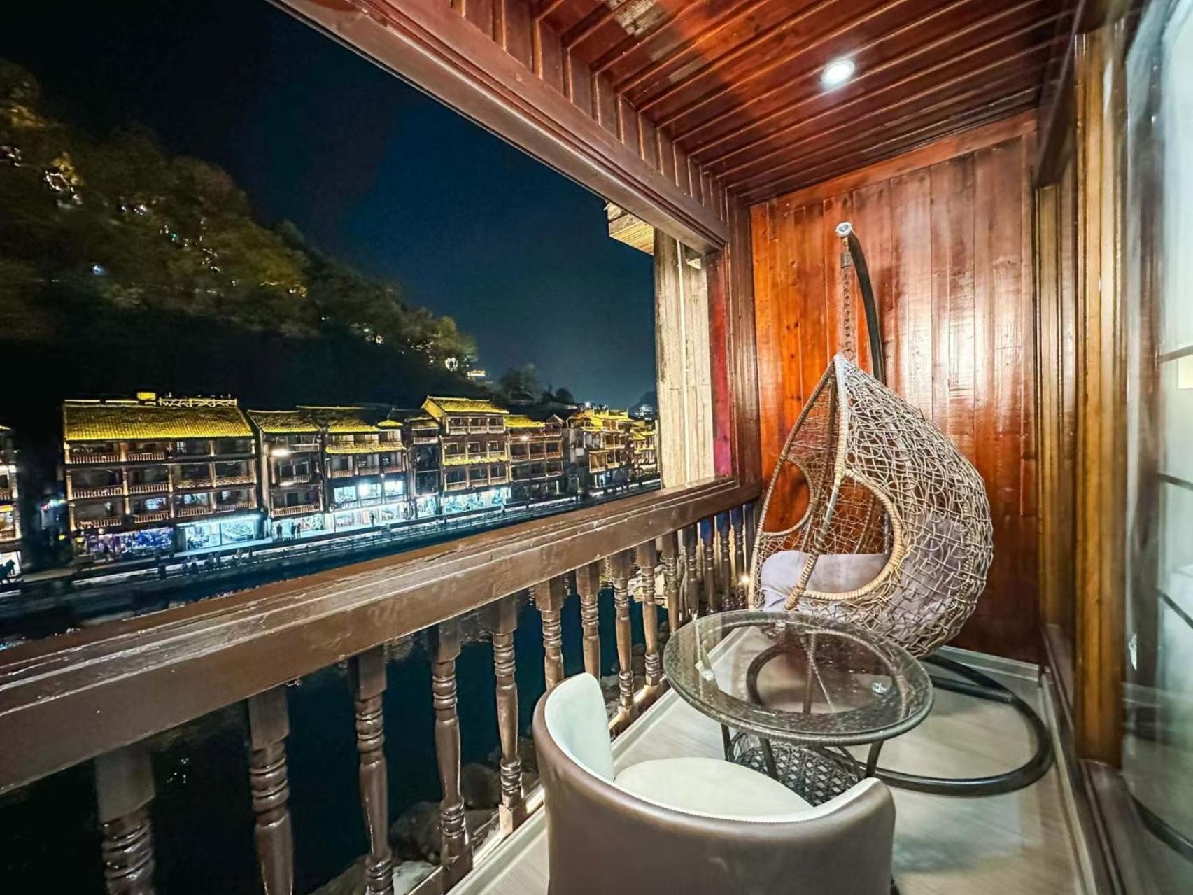 Fenghuang Ancient Town Lazy Cat Riverside Inn Екстер'єр фото
