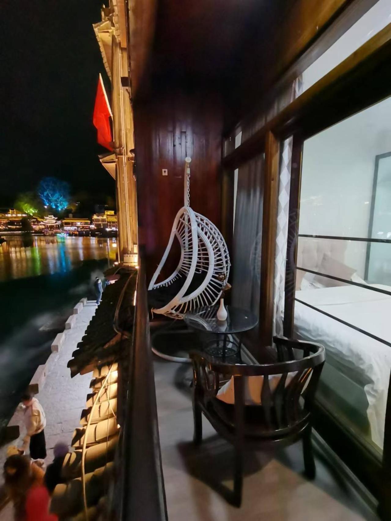 Fenghuang Ancient Town Lazy Cat Riverside Inn Екстер'єр фото