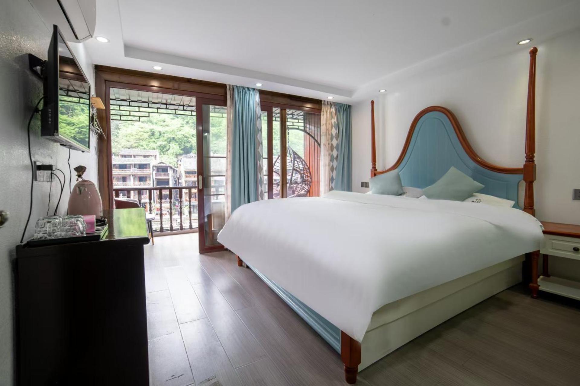 Fenghuang Ancient Town Lazy Cat Riverside Inn Екстер'єр фото