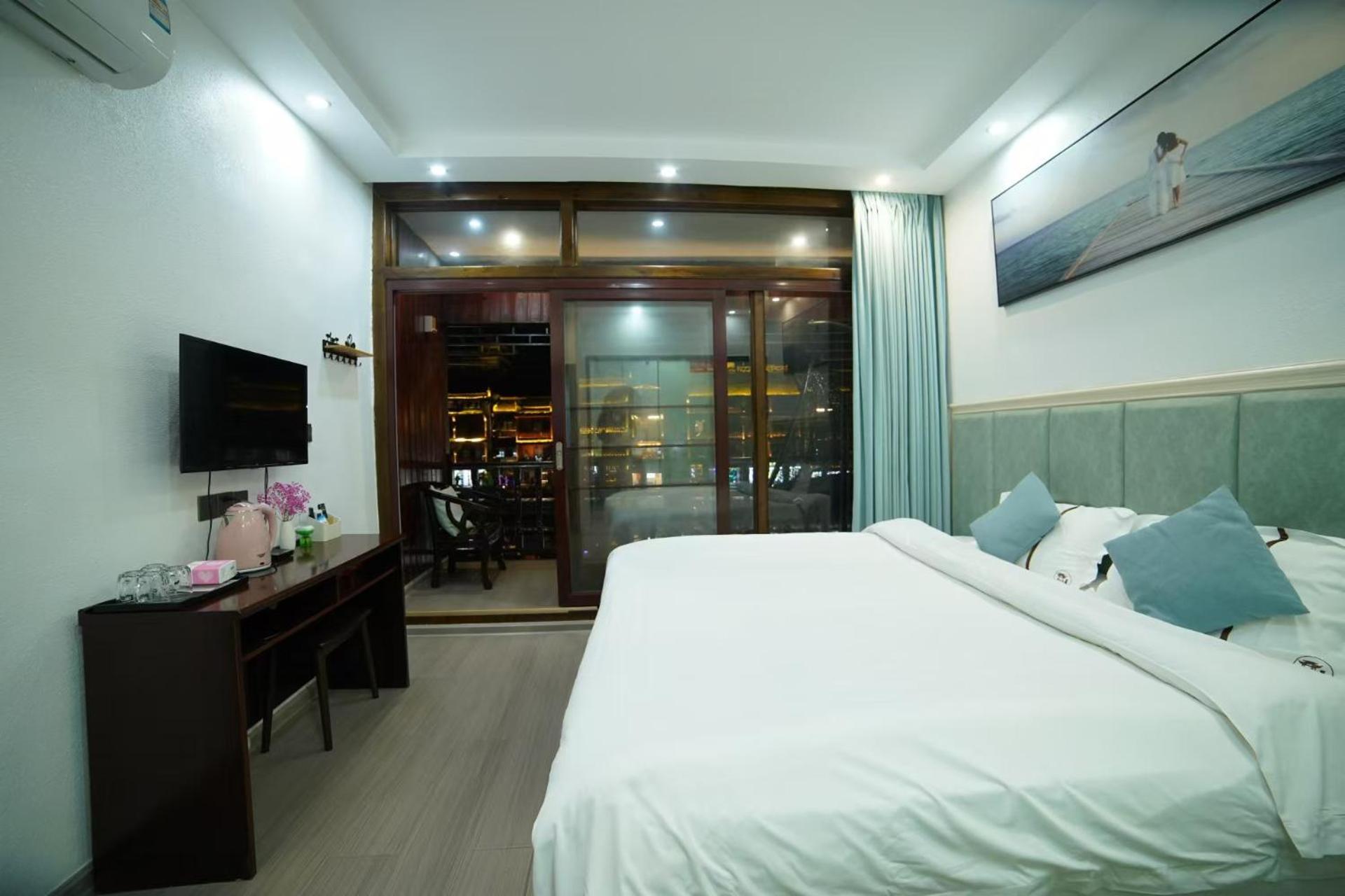Fenghuang Ancient Town Lazy Cat Riverside Inn Екстер'єр фото