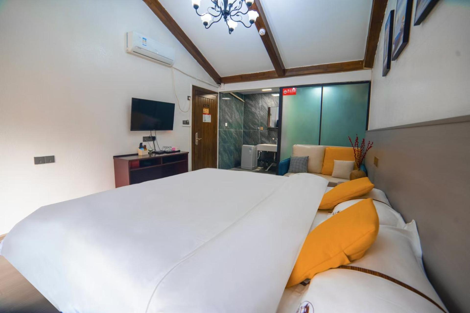 Fenghuang Ancient Town Lazy Cat Riverside Inn Екстер'єр фото