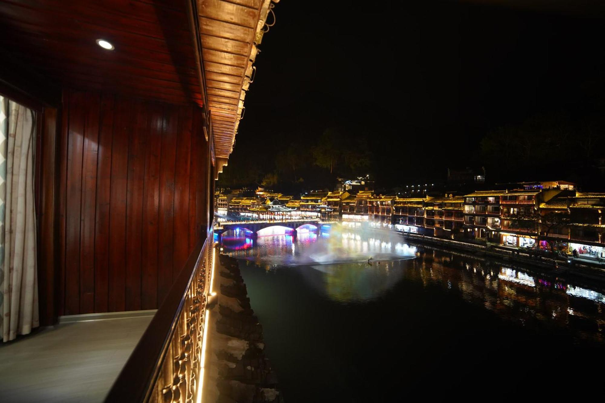 Fenghuang Ancient Town Lazy Cat Riverside Inn Екстер'єр фото